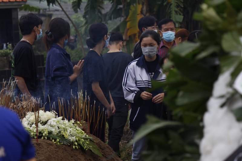 Rất đông người dân không khỏi nghẹn ngào, buồn bã, xót xa chia buồn cùng gia đình nữ sinh Học viện ngân hàng xấu số. (Ảnh: Giaoducthoidai)