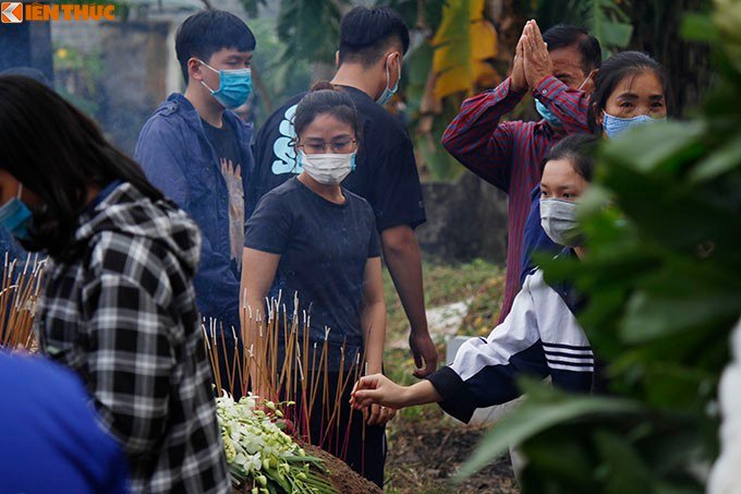 Hàng trăm người đau đớn đưa tiễn nữ sinh Học viện Ngân hàng về nơi an nghỉ. (Ảnh: Kienthuc)