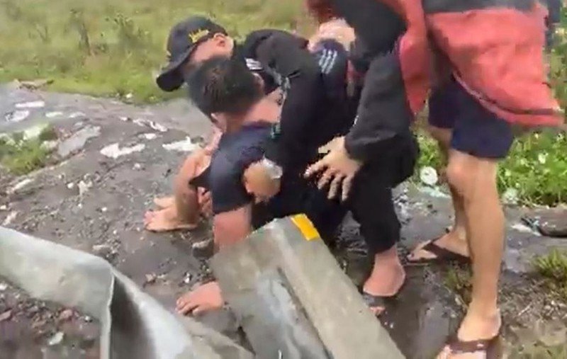 Xe đi cứu trợ bị lật trong mưa bão, tài xế ngất xỉu. (Ảnh: DQN)