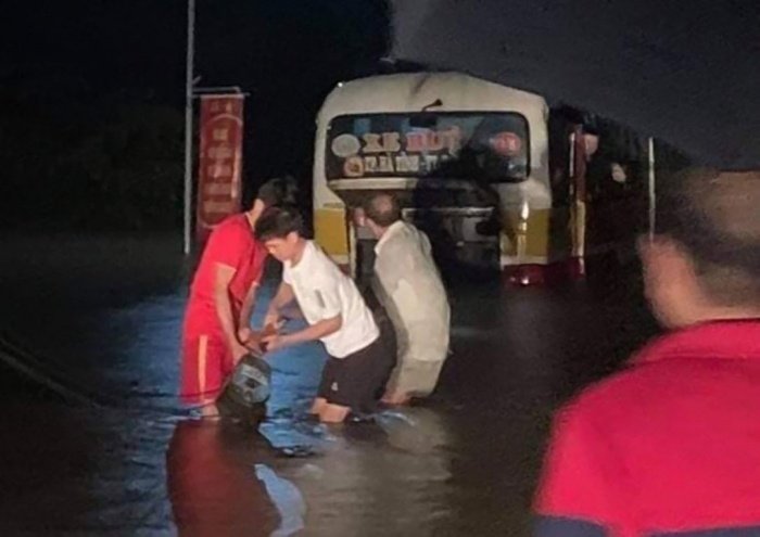 Liều lĩnh đi vào đường ngập, xe buýt suýt bị nước lũ cuốn trôi. (Ảnh: ATGT)