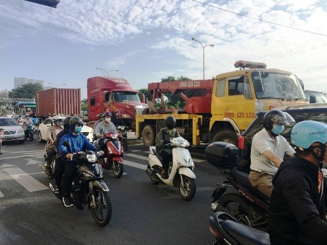 Tài xế nằm dưới gầm xe tải kiểm tra sự cố, bị 
