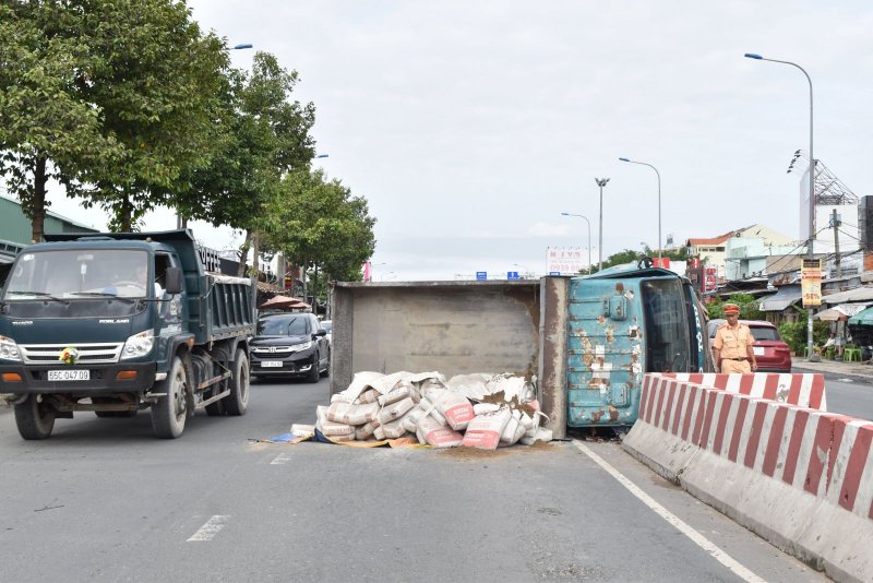Lạc tay lái, tài xế xe tải tông vào dãy phân cách. (Ảnh: Báo Cần Thơ)