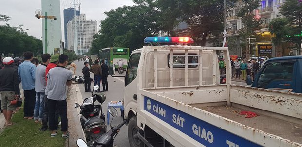 Tài xế mặc đồng phục xe ôm công nghệ va chạm mạnh với xe máy khác, 2 người thương vong. (Ảnh: Nhịp Sống Việt)