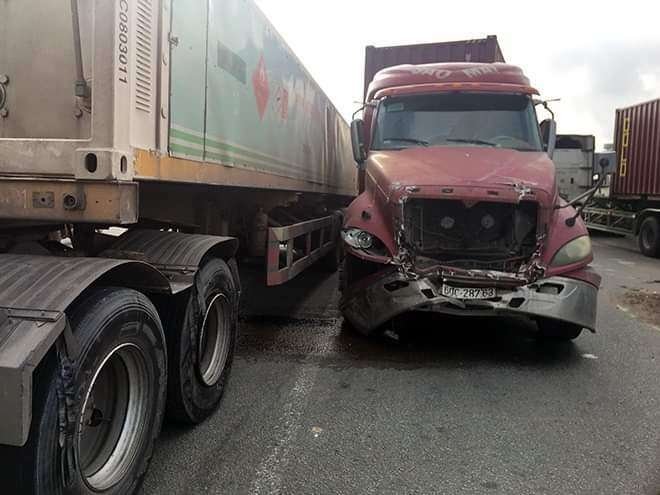 Xe container lao điên cuồng giữa ngã tư, cán nhiều phương tiện bẹp dúm. (Ảnh: ATGT)