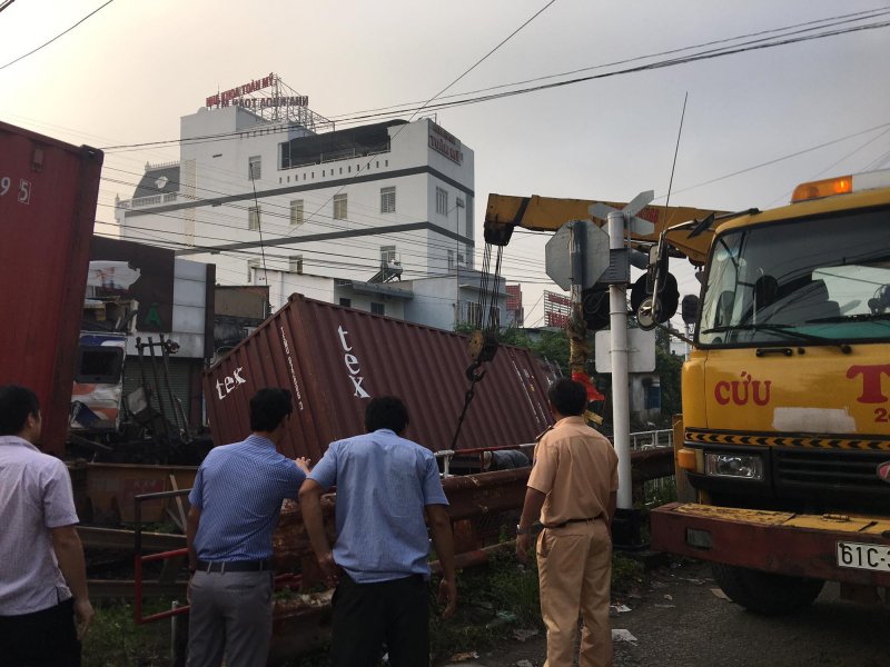 Hiện trường vụ tàu hỏa tông đứt đôi xe container ở Bình Dương. (Ảnh: phapluatbandoc)