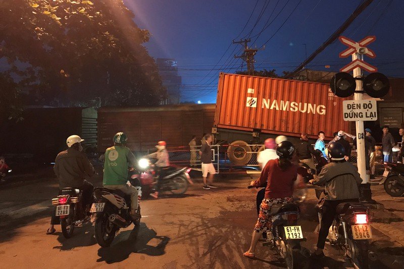 Thời điểm xảy ra tai nạn, rào chắn không được kéo ra. (Ảnh: PLO)