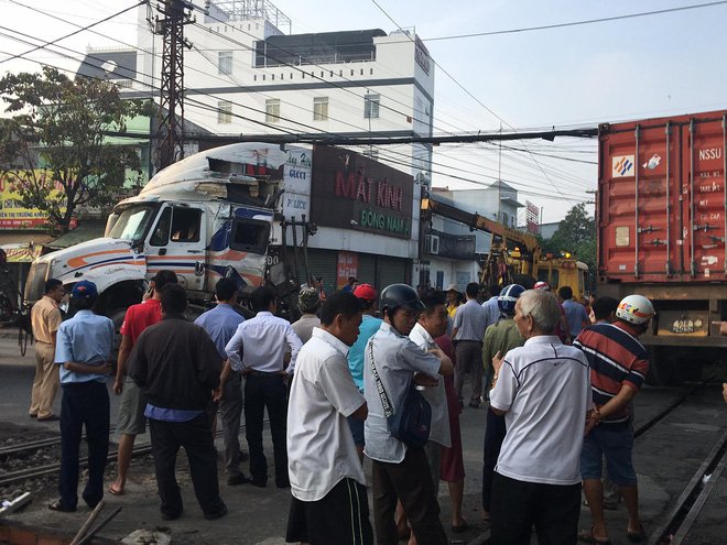 Tàu hỏa tông đứt đôi xe container ở Bình Dương. (Ảnh: phapluatbandoc)