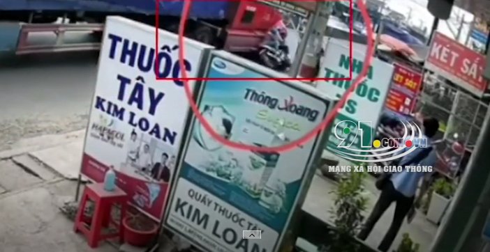 Tránh xe đi ngược chiều, hai vợ chồng bị container cán thương vong. (Ảnh cắt từ video. Nguồn: MXH Giao thông)