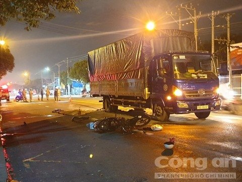 Xe máy tông đuôi xe tải, bé gái 14 tuổi tử vong thương tâm. (Ảnh: Công an TP.HCM)