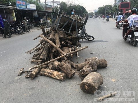 Phanh quá gấp, tài xế bị thùng xe lôi tự chế văng ra đè tử vong. (Ảnh: Công an TP.HCM)