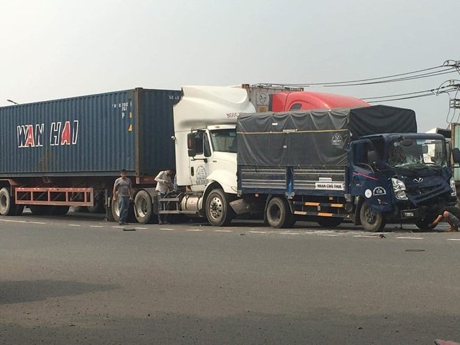 Xe đầu kéo gây tai nạn liên hoàn ở TP.HCM. (Ảnh: thoidai)