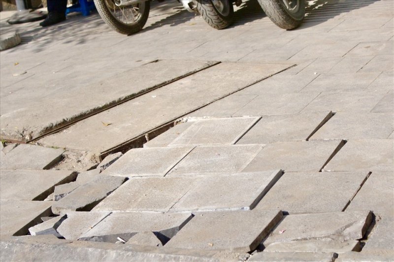 Gạch lát vỉa hè độ bền nửa thế kỷ sụt lún, nứt vỡ sau 2 năm. (Ảnh: Laodong)