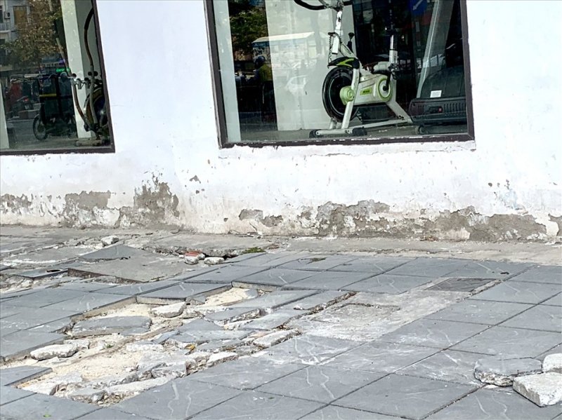 Tình trạng gạch lát vỉa hè sụt lún, nứt vỡ sau 2 năm khá nhiều. (Ảnh: Laodong)