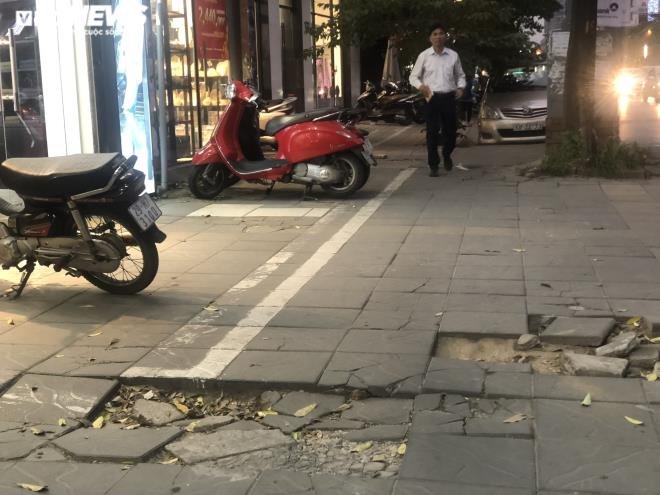 Đá lát vỉa hè một số tuyến đường bắt đầu có tình trạng xuống cấp, hư hỏng. Ảnh: VTC
