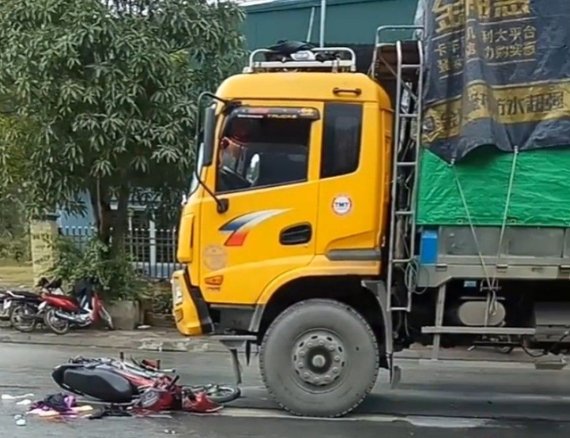 Xe máy đấu đầu với xe tải, một người bị thương nặng