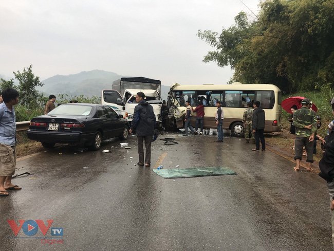 Xe khách va chạm với xe tải trên QL6 gây ùn tắc giao thông, 2 người bị thương. (Ảnh: truyenhinhvov)