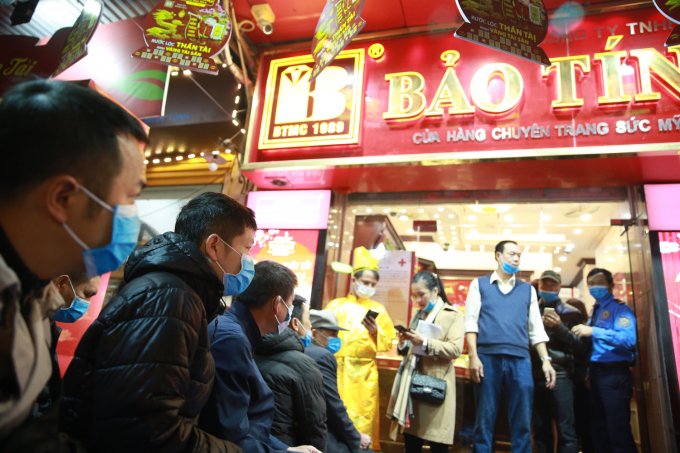 Theo phong tục dân gian, ngày Thần Tài là ngày mùng 10.1 âm lịch. Vào ngày này, mọi người thường đi mua vàng với mong ước có một năm làm ăn phát tài phát lộc, tiền bạc rủng rỉnh, thoải mái chi tiêu. Với giới kinh doanh, người làm ăn buôn bán, tiểu thương, ngày vía Thần Tài là ngày rất quan trọng.