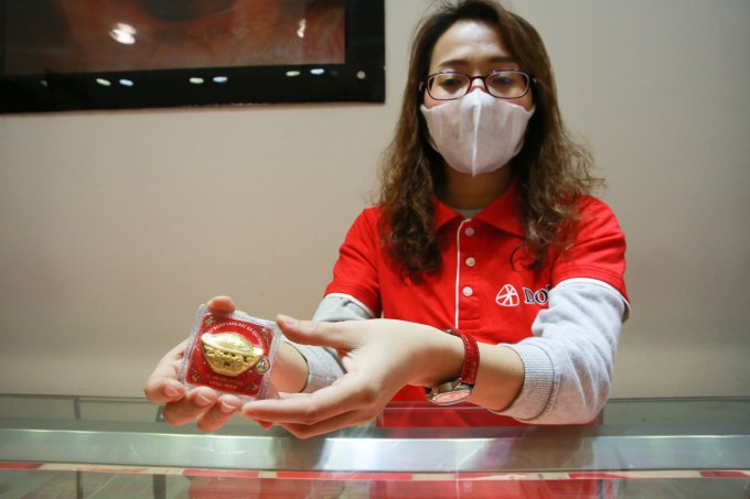Ông Dương Anh Tuấn, Phó tổng Giám đốc Tập đoàn Vàng bạc Đá quý DOJI, cho biết để chuẩn bị cho ngày Thần Tài năm nay, doanh nghiệp đã tung ra 280.000 sản phẩm đa dạng, tăng 30% so với dịp Thần Tài năm ngoái để đáp ứng nhu cầu của người dân. Vào ngày này, người dân đa phần đến mua vàng lẻ với số lượng từ 1 chỉ, 2 chỉ, 5 chỉ,... thậm chí có người chỉ mua 0,5 chỉ gọi là lấy may, mong một năm tài lộc sung túc. Theo ông Dương Anh Tuấn, các sản phẩm Đồng vàng Kim Tý năm nay sẽ được tính theo giá niêm yết của vàng SJC, với trọng lượng 1 chỉ, 2 chỉ, 5 chỉ, đáp ứng nhu cầu tích trữ, đầu tư và quà tặng