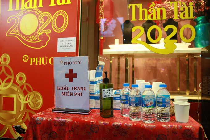Theo đại diện truyền thông của vàng Phú Quý, việc triển khai phát khẩu trang, dung dịch vệ sinh miễn phí được áp dụng trên toàn hệ thống. Sức mua năm nay ở mức ổn định, nhưng đa phần người dân chọn phương pháp mua hàng online và chỉ đến lấy vàng vào ngày vía thần tài để giảm thiểu việc tiếp xúc nơi đông người.