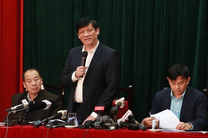 Tiến sĩ Nguyễn Thanh Long, Thứ trưởng Bộ Y tế phát biểu tại buổi họp.