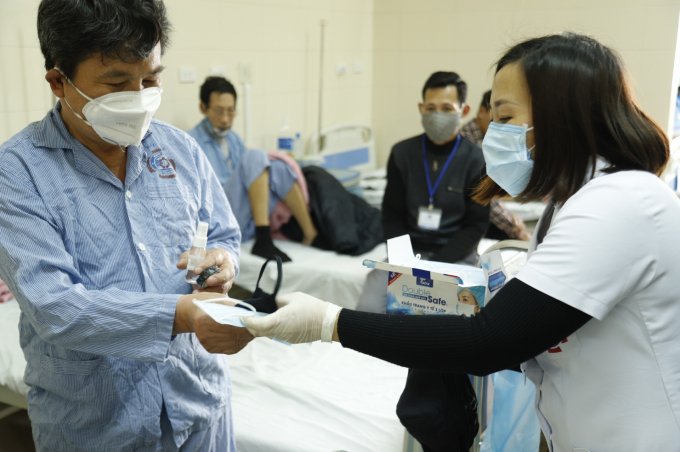6500 chiếc khẩu trang được cấp phát miễn phí trong thời điểm mặt hàng này đang rất khó mua trên thị trường.