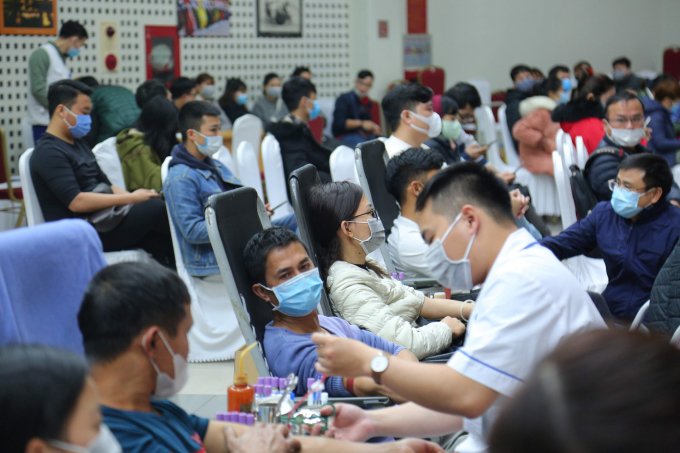 May mắn nhờ sự kêu gọi của cộng đồng, 2 ngày qua lượng người tới đăng ký hiến máu tăng đột biến, có những lúc đến cả hàng trăm người ngồi chờ hiến máu góp phần duy trì lượng máu ổn định cho công tác điều trị, cấp cứu cho nhiều bệnh viện.