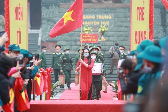 8h30 các chiến sĩ bước qua Cổng Vinh Quang lên xe di chuyển về các đơn vị.