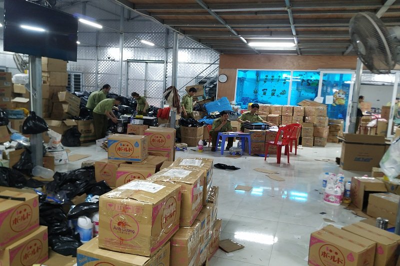 Lực lượng QLTT tỉnh Ninh Bình kiểm tra cơ sở kinh doanh Trần Văn Bản hồi cuối tháng 3/2021. (Ảnh: QLTT Ninh Bình).