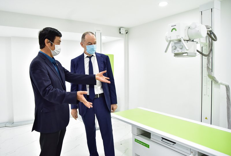 Chủ tịch HĐQT NovaGroup cùng Chủ tịch Hiệp hội MediVerbund AG trực tiếp kiểm tra các thiết bị tại đây