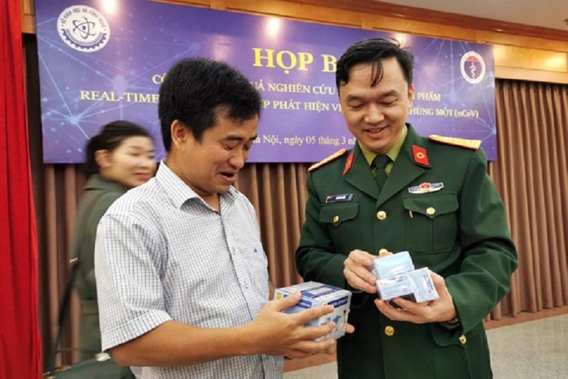 Phan Quốc Việt (trái) - (Chủ tịch kiêm tổng giám đốc Công ty Việt Á) và Thượng tá Hồ Anh Sơn (phải) - Học viện Quân y (Chủ nhiệm đề tài).