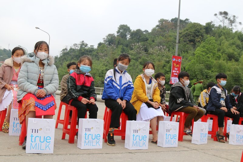 Ngoài xây tặng 30 nhà vệ sinh trường học đạt chuẩn, Chương trình còn trao hàng trăm suất quà, học bổng và khánh thành nhiều công trình trường học, ngôi nhà hạnh phúc, xây cầu,…