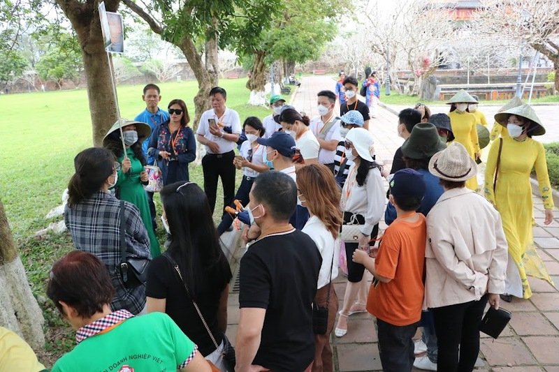 Nghe hướng dẫn viên giới thiệu về các địa điểm