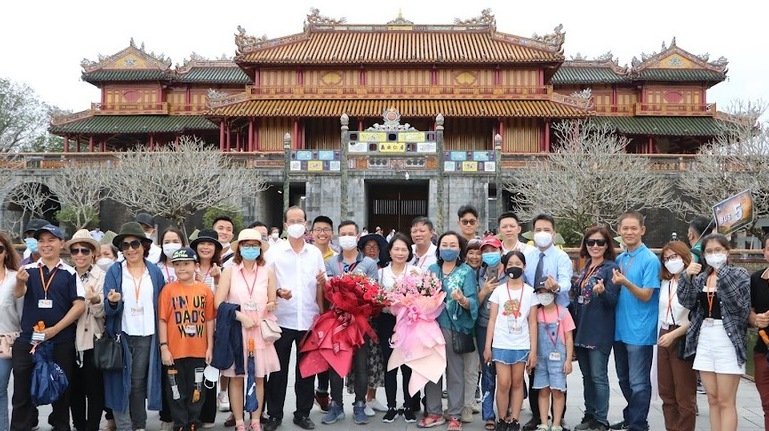 Tặng hoa, chụp ảnh lưu niệm.