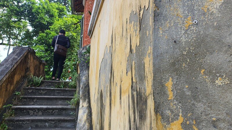 Mảnh sơn bị bong tróc.