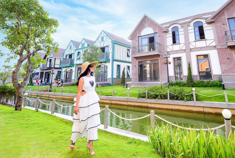 Mặt sau nhà, chính là dòng kênh lagoon xanh mát tựa như dải lụa mềm ôm lấy NovaWorld Ho Tram.