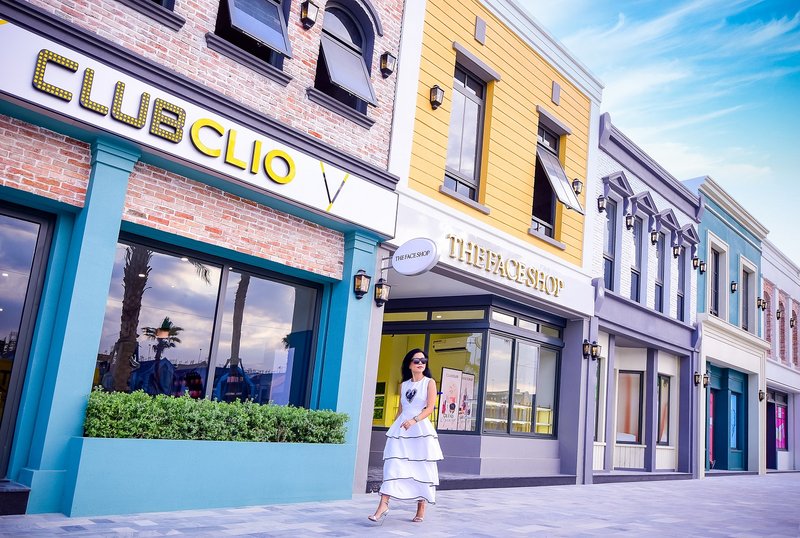 Đi bộ trên con đường mua sắm với cái gió mát lạnh thổi vào từ biển, Hà Linh Thư kết thúc chuyến đi trong sự hài lòng, hạnh phúc thêm một chút nuối tiếc khi rời nơi đây.