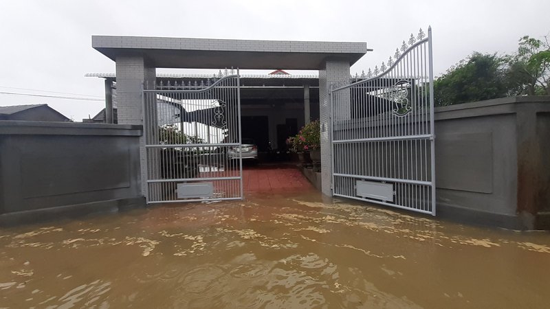 Nước lụt lăm le ở ngoài ngõ.