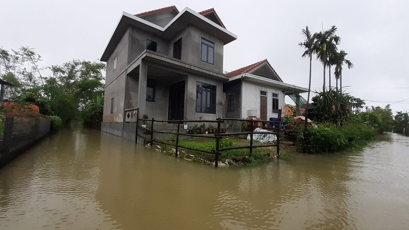 Các con đường quanh làng đều bị ngập. Ảnh: Tuấn Hiệp.
