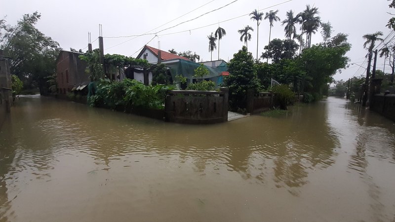 Giao thông bị chia cắt do mưa lũ.