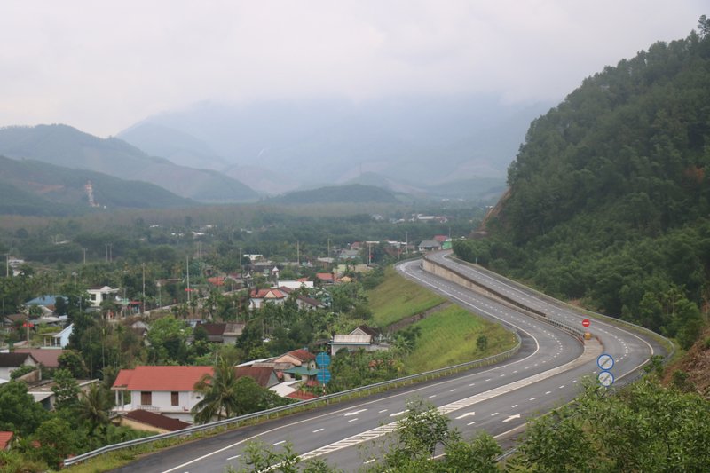 Cao tốc băng núi với nhiều khúc cua uốn lượn.