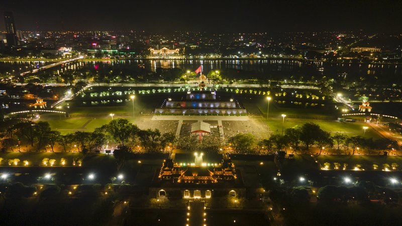 Phố đêm Hoàng thành có 3 sân khấu chính, 4 điểm biểu diễn cộng đồng và 27 gian hàng mua bán, trưng bày sản phẩm thủ công truyền thống cùng với sự tham gia của cộng đồng dân cư. Ảnh: Đình Hoàng