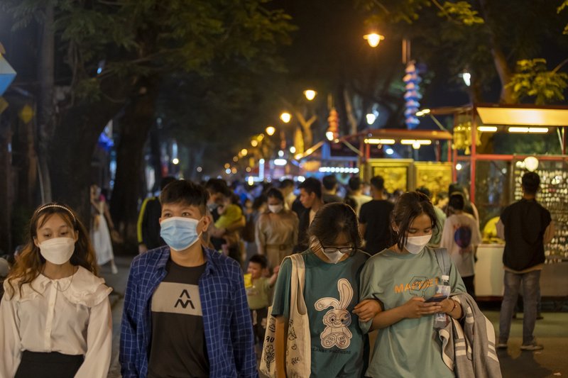 Phố đêm Hoàng Thành Huế có các không gian chính như: Không gian Huế xưa gồm các loại hình thủ công truyền thống, mỹ thuật truyền thống, áo dài truyền thống Huế...; Không gian Cung đình gồm hoạt động trưng bày, biểu diễn nghệ thuật, diễn xướng Cung đình tại sân khấu Tây Khuyết Đài và sân khấu Ngọ Môn, với các chương trình nghệ thuật “Hoài niệm Huế xưa”, Ca Huế, trích đoạn ca kịch Huế “Trần Bồ lấy vợ lẽ”, “Trò trìa” và “Mặt nạ tuồng”, múa rối, múa “Bát tiên hiến thọ”, hò giã gạo, chầu văn, lễ đổi gác...