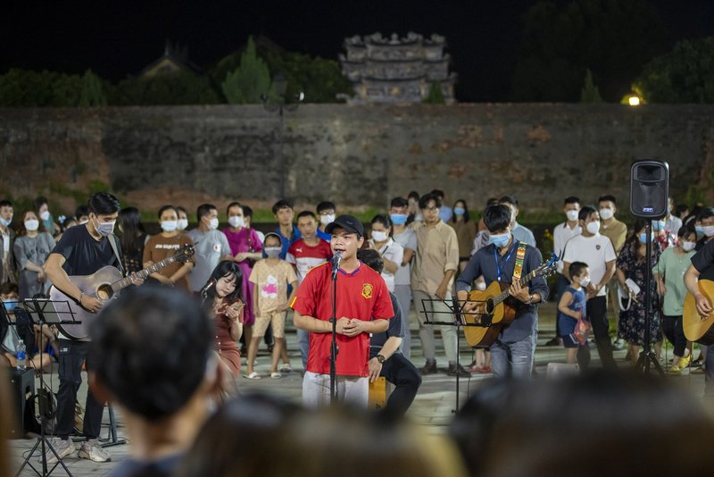 Phố đêm Hoàng thành Huế là sản phẩm kết hợp giữa phố đi bộ và các chương trình nghệ thuật, các khu vực trưng bày và kinh doanh các sản phẩm nghề truyền thống độc đáo và ẩm thực Huế.