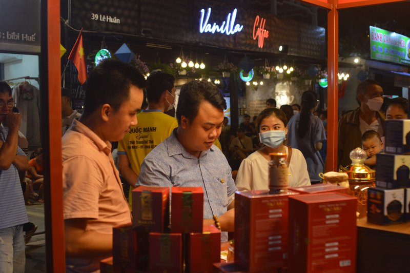 Phố đêm Hoàng Thành Huế sẽ là một trong những điểm nhấn độc đáo, hấp dẫn trong bức tranh du lịch Huế về đêm. Phố đêm này có thời gian hoạt động từ 19h đến 23h các ngày thứ 6, thứ 7 hàng tuần.