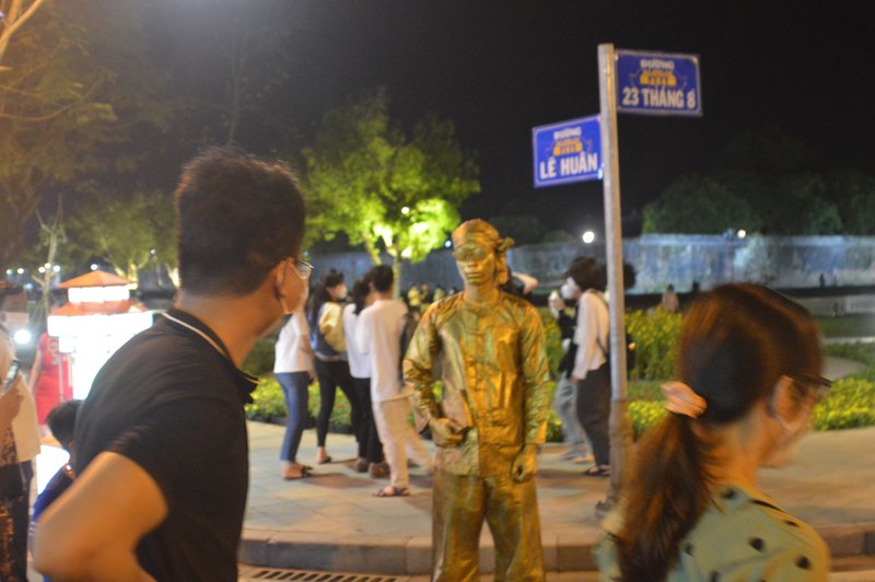 Trước mắt, sẽ triển khai phương án thí điểm phố đêm tại đường 23 tháng 8 và đường Lê Huân, là cơ sở tiến đến hình thành tổng thể Phố đêm Hoàng thành Huế. Từng bước kết nối với các khu vực quan trọng khác trong Kinh thành như hồ Tịnh Tâm – Học Hải; Lầu Tàng Thơ; khu vực Trấn Bình Đài – Mang Cá nhỏ; sông Ngự Hà và không gian Thượng Thành – Eo Bầu.