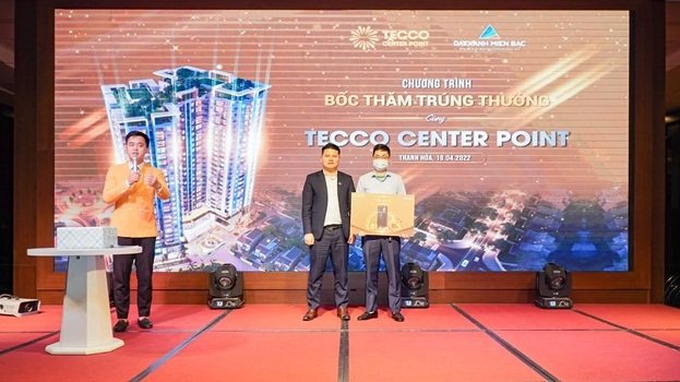 Ông Nguyễn Văn Lâm - Giám đốc kinh doanh Công ty Cổ phần Bất động Bắc Bộ trao giải thưởng cho khách hàng may mắn.