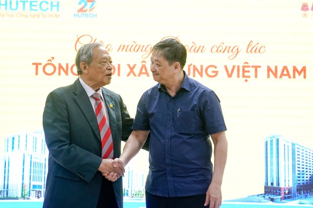 Chủ tịch Tổng Hội Xây dựng Việt Nam TS. Đặng Việt Dũng và TS. Kiều Tuân - Bí thư Đảng ủy, Thành viên thường trực Hội đồng Trường HUTECH.