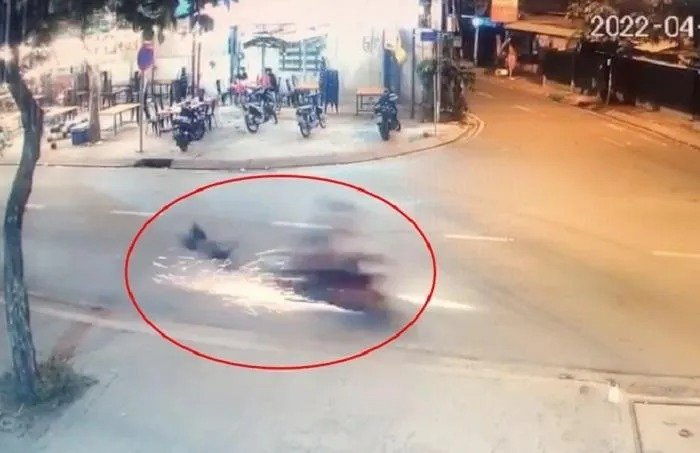 Chiếc xe máy tông mạnh vào bé trai khiến mặt đường tóe lửa. Ảnh: N.A.