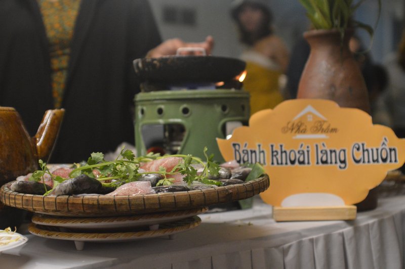 Đổ bánh khoái.