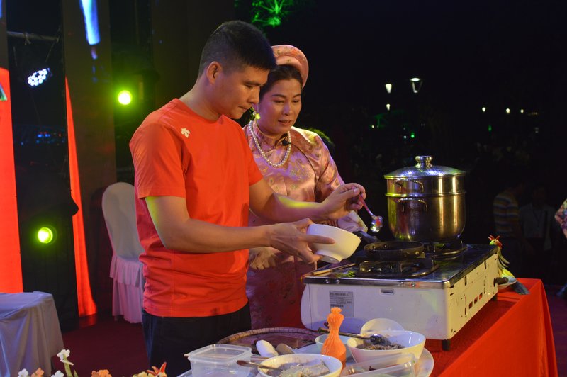 Du khách trải nghiệm làm chả phụng.
